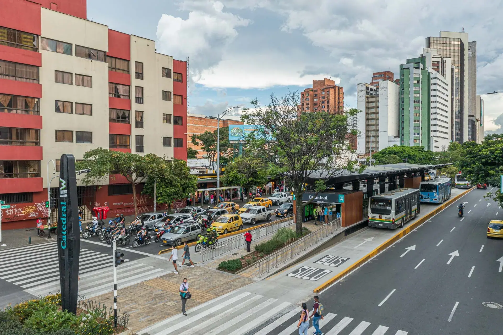 Vista general de la Ecoestación bajo la luz del sol en la red vial de Medellín.